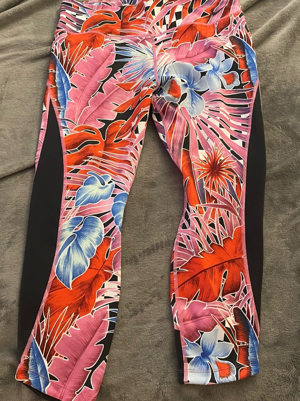 Nike Tropical Floral Capri Leggings in Pink, Red, Blue & Black